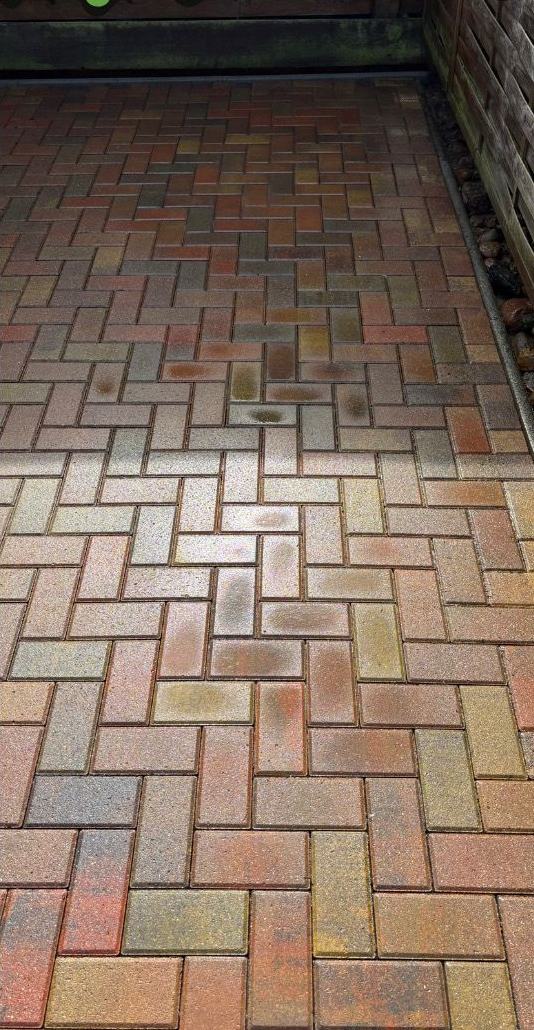 Verbundpflaster nach der Reinigung: kräftige Steinfarben, saubere Fugen