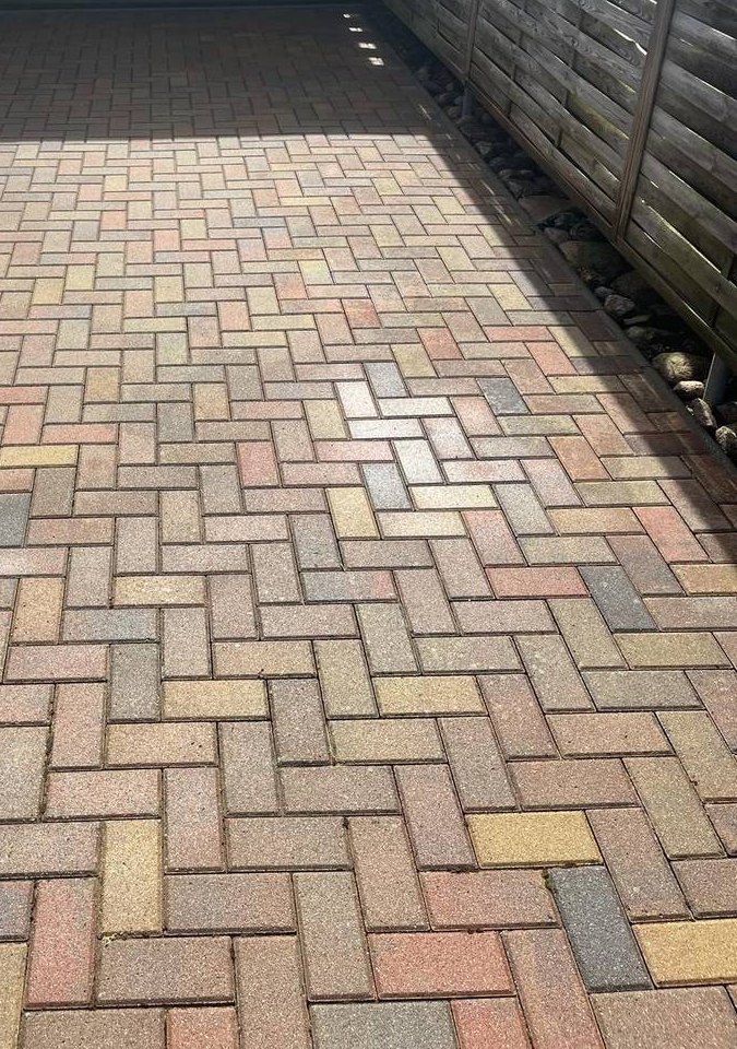 Pflasterfläche nach der Tiefenreinigung – kräftige Steinfarben, saubere Fugen