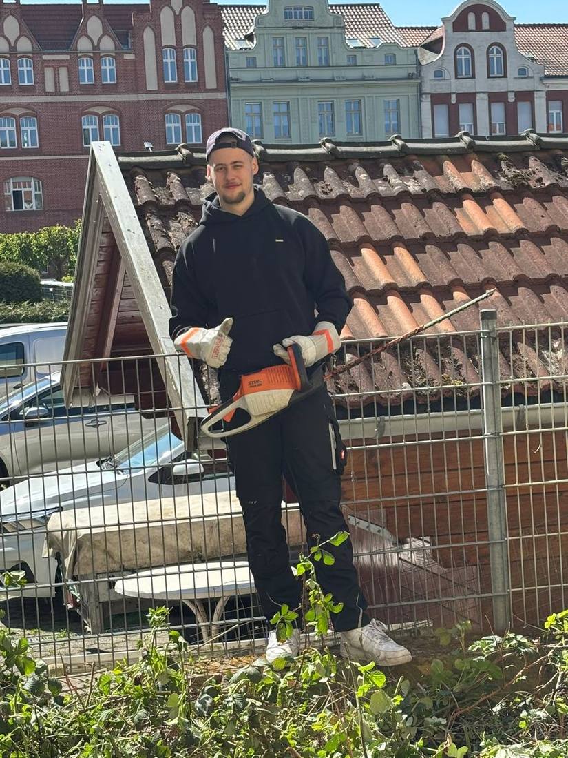 ONF-Mitarbeiter mit Akku-Heckenschere beim Heckenschnitt